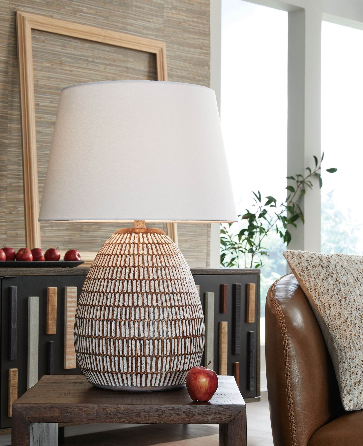 Darrich - Beige / White - Metal Table Lamp - Forward Furniture