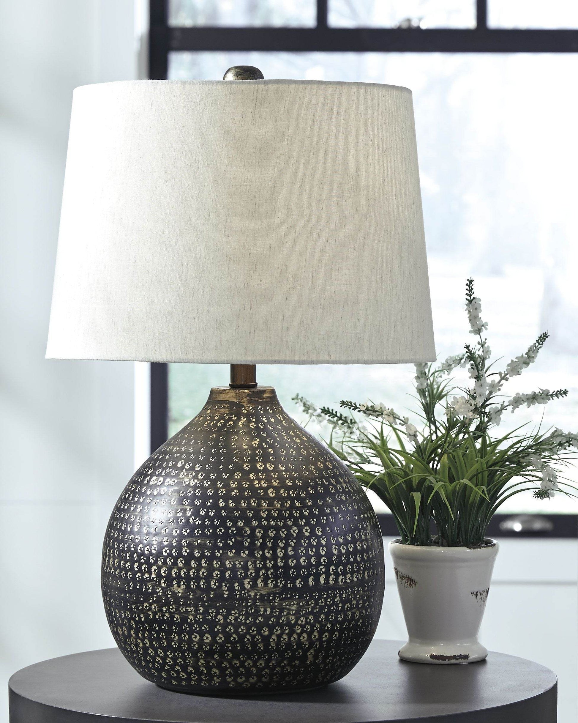 Maire - Black / Gold Finish - Metal Table Lamp - Forward Furniture