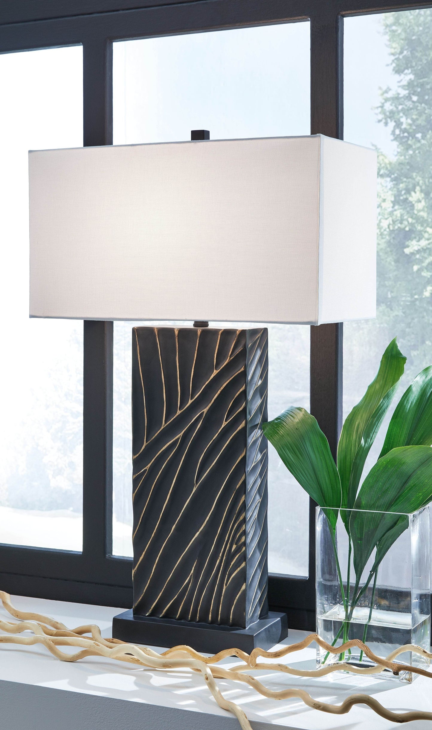 Bartlen - Black / Gold Finish - Poly Table Lamp - Forward Furniture