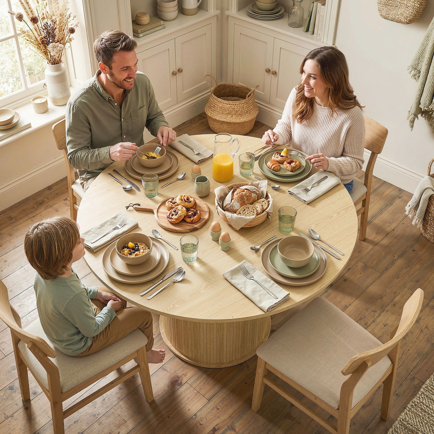 Round Dining Table for 5, 47 Inch Kitchen Table with Fluted Pedestal Base, for Kitchen Living Room Dining Room, Natural