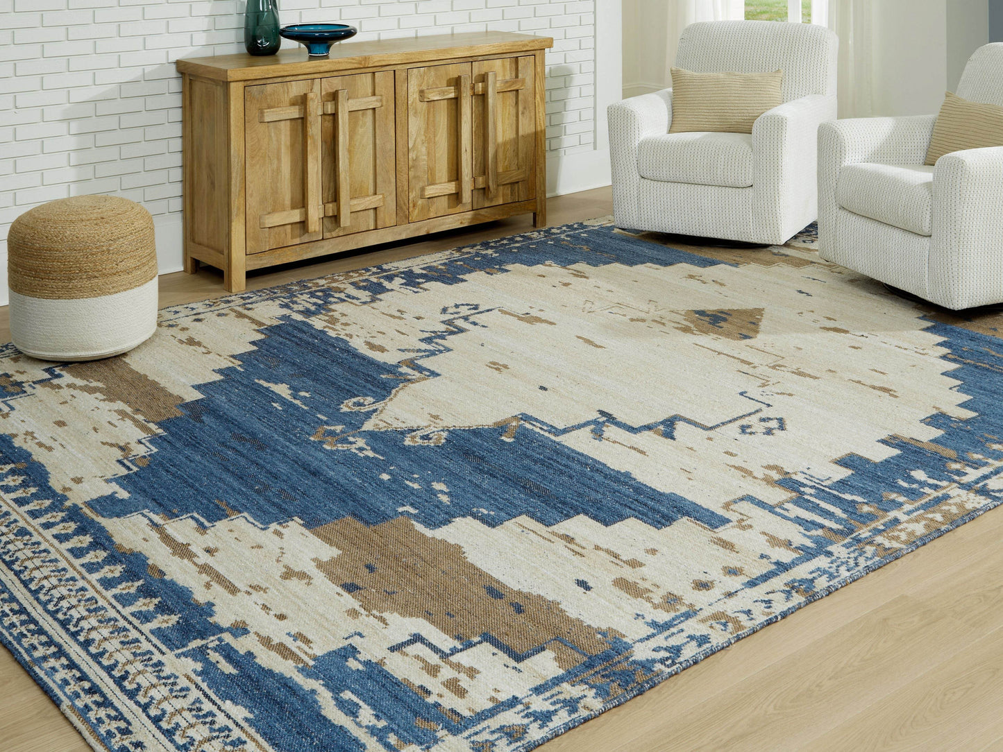 Varnler - Rug - Forward Furniture