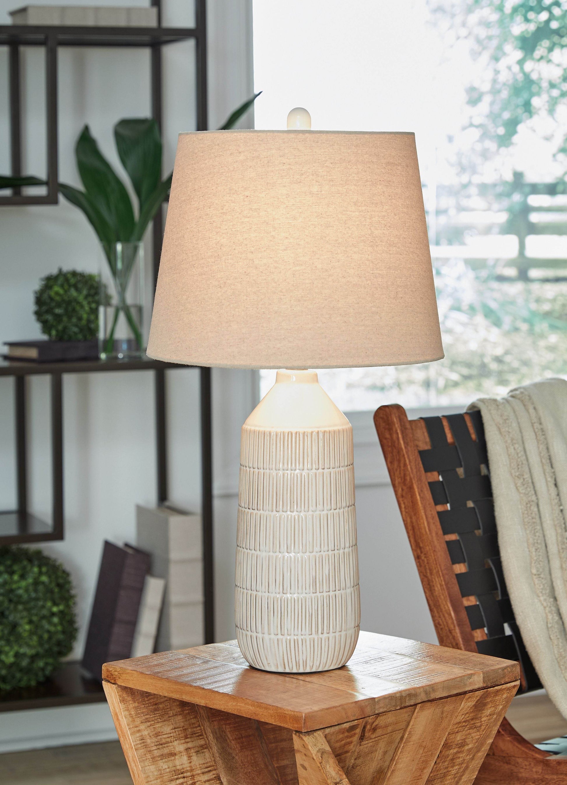 Willport - Off White - Ceramic Table Lamp (Set of 2) - Forward Furniture