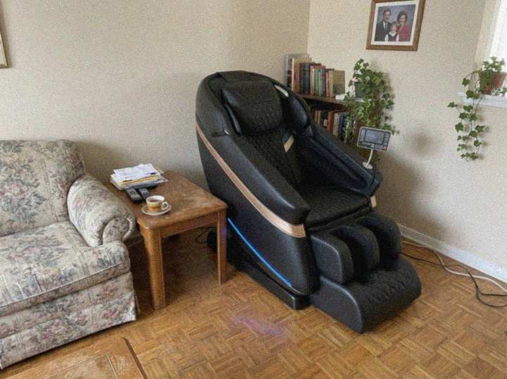 Customer photo of the Bliss Pro massage chair at home