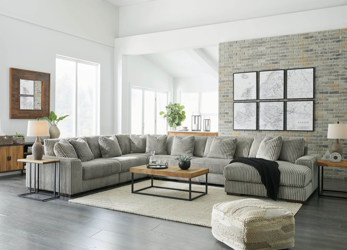 Lindyn - Sectional - Forward Furniture