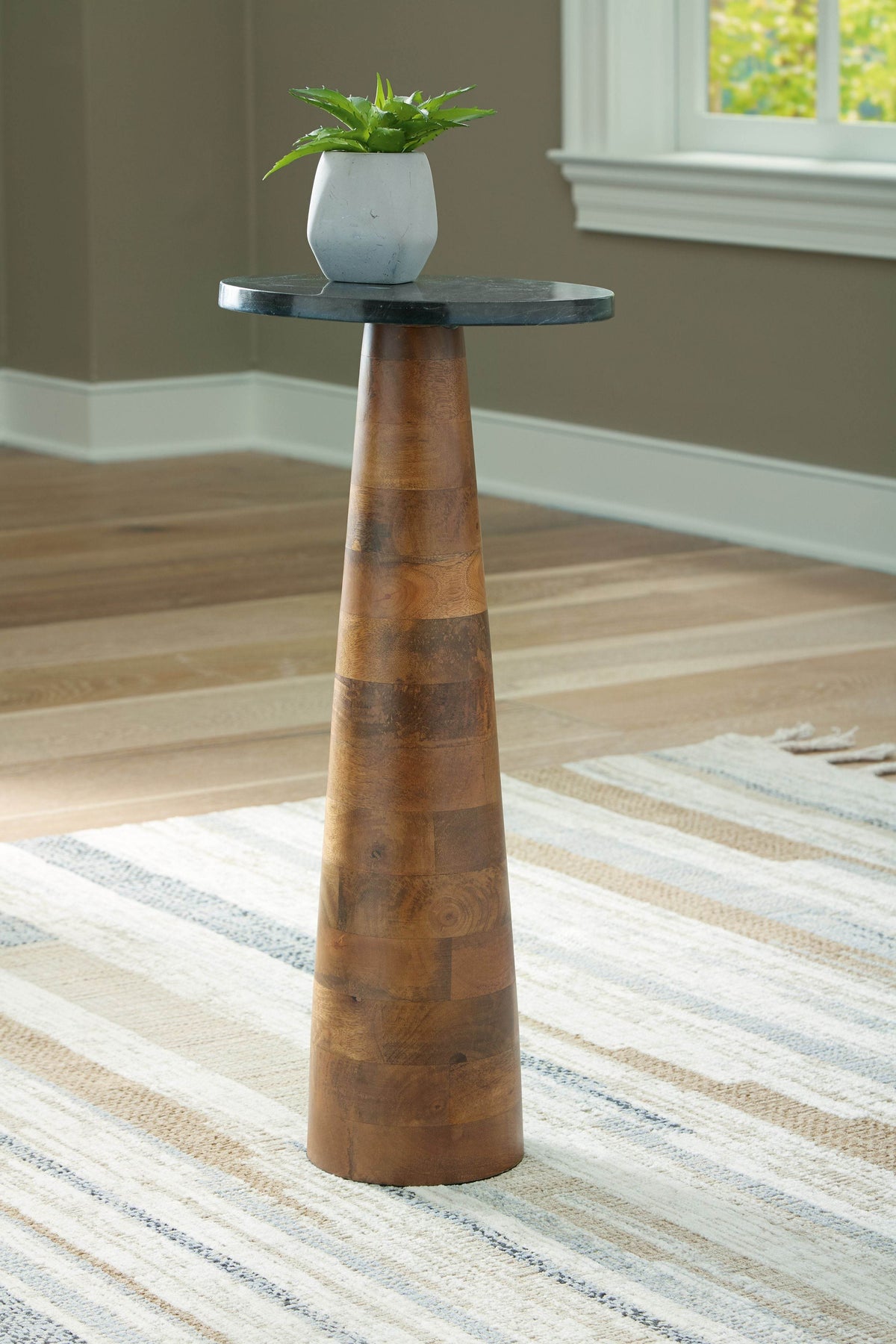 Quinndon - Brown / Black - Accent Table - Forward Furniture