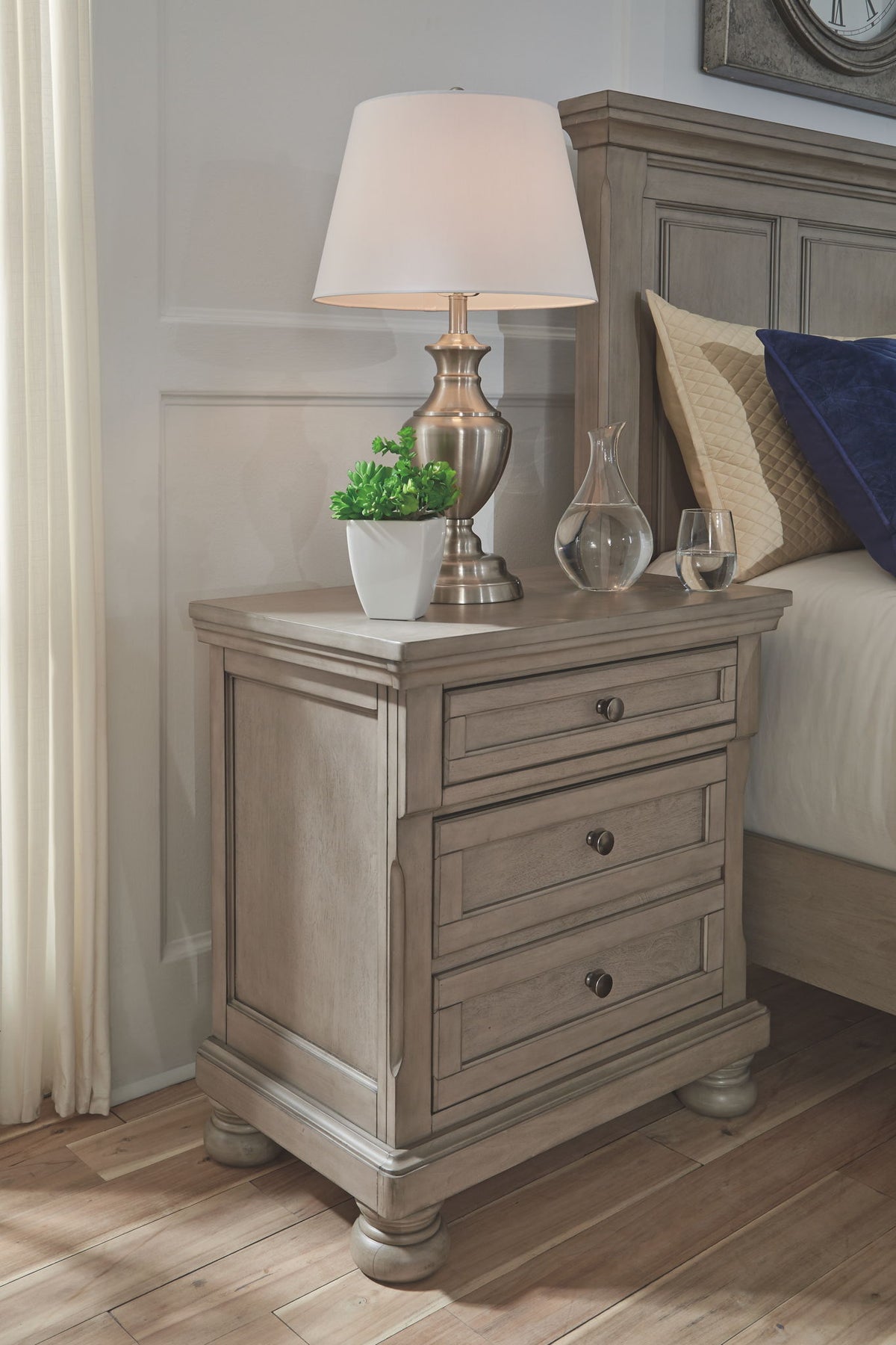 Lettner - 5 Pc. - Dresser, Mirror, Queen Panel Bed, 2 Nightstands - Light Gray