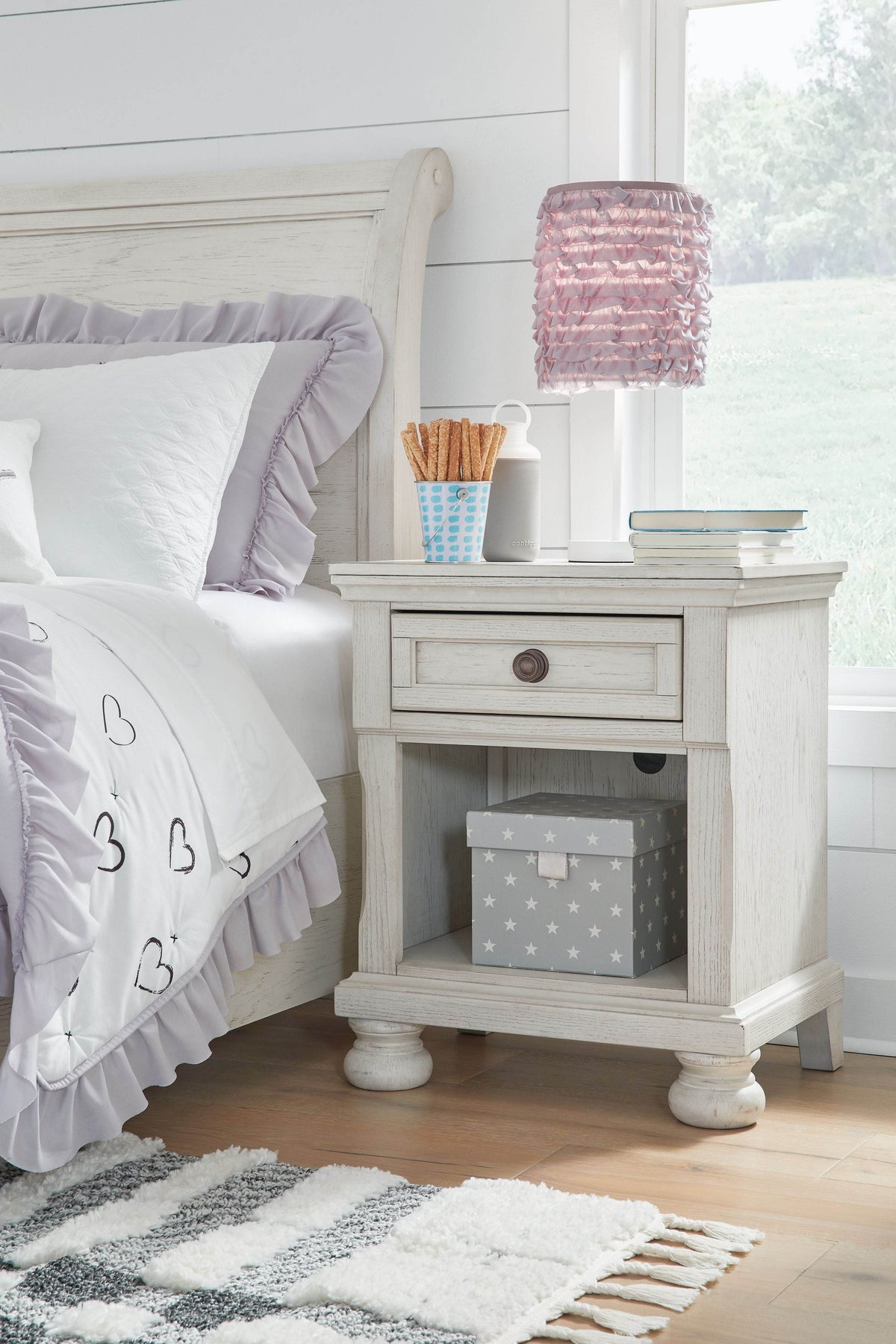 Robbinsdale - Antique White - One Drawer Night Stand - Forward Furniture