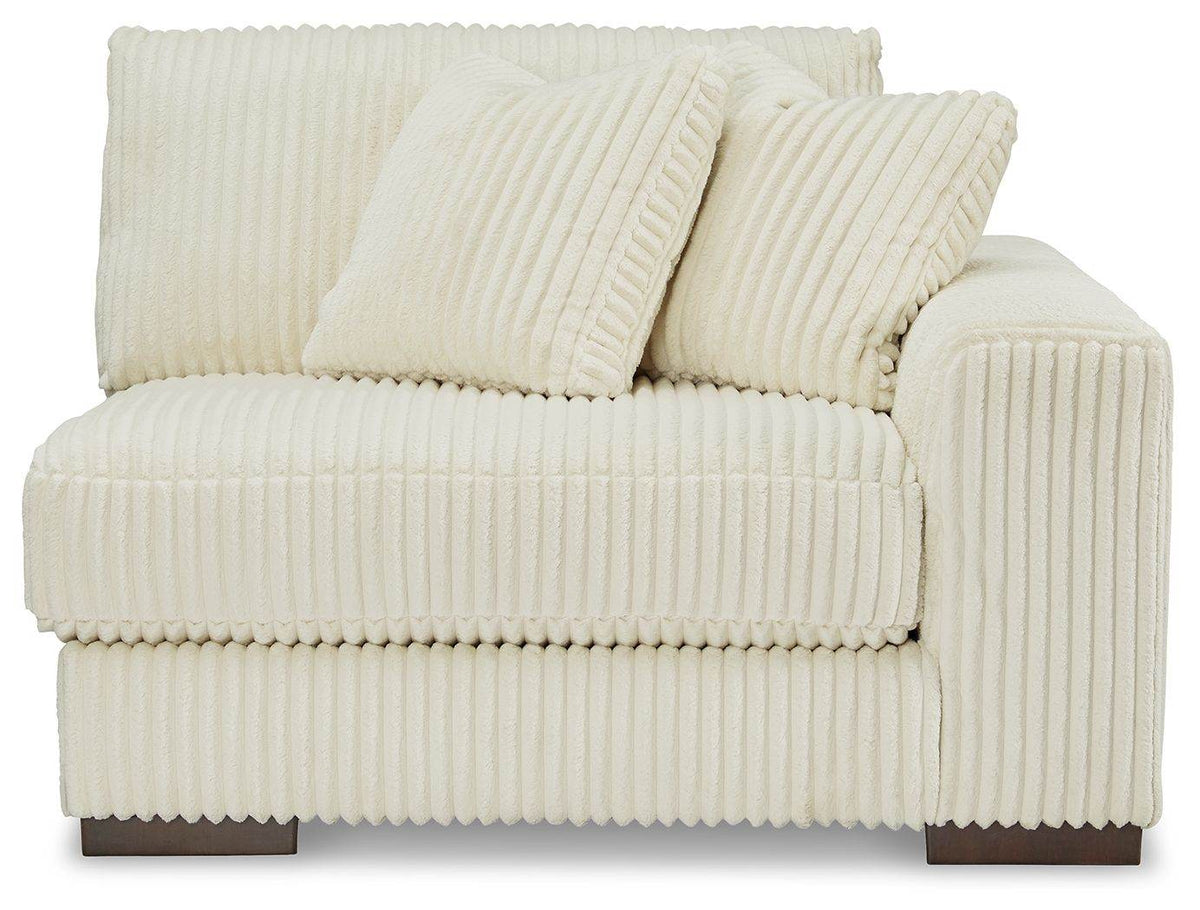 Lindyn - Sectional - Forward Furniture