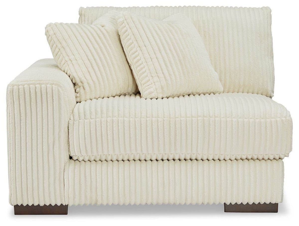 Lindyn - Sectional - Forward Furniture