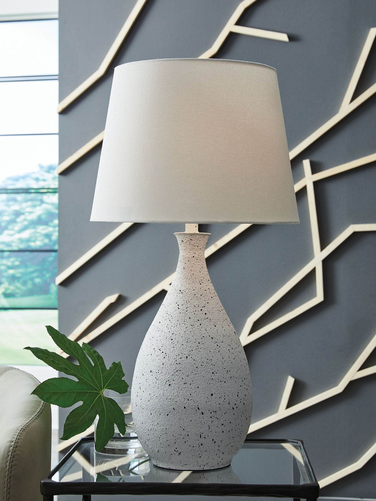 Wyattford - White / Black - Metal Table Lamp - Forward Furniture
