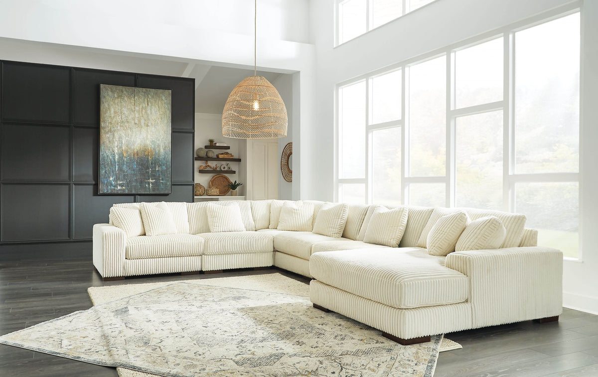 Lindyn - Sectional - Forward Furniture
