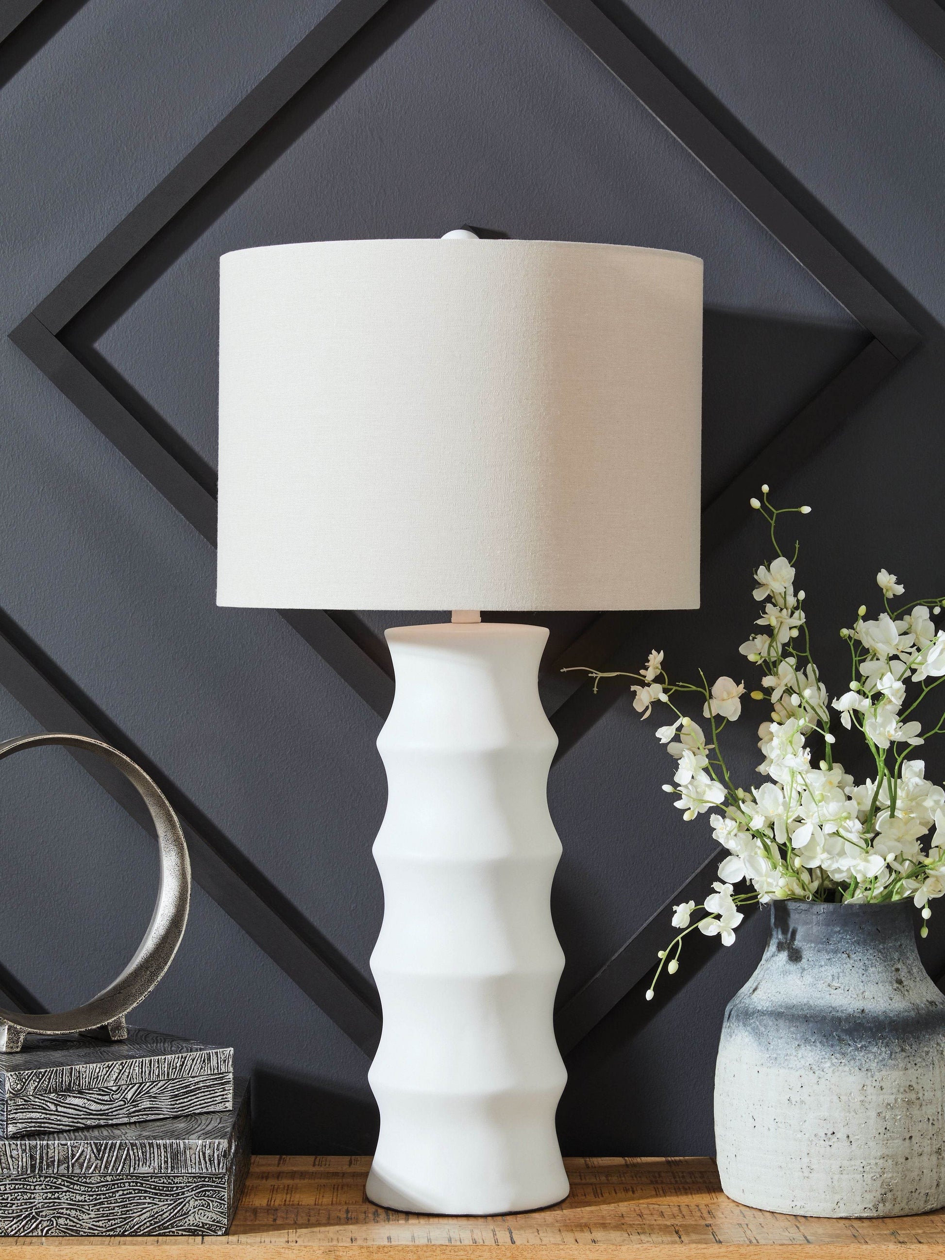 Veraleigh - Poly Lamp - Forward Furniture