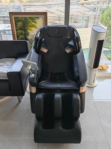Customer photo of the Bliss massage chair delivered at home